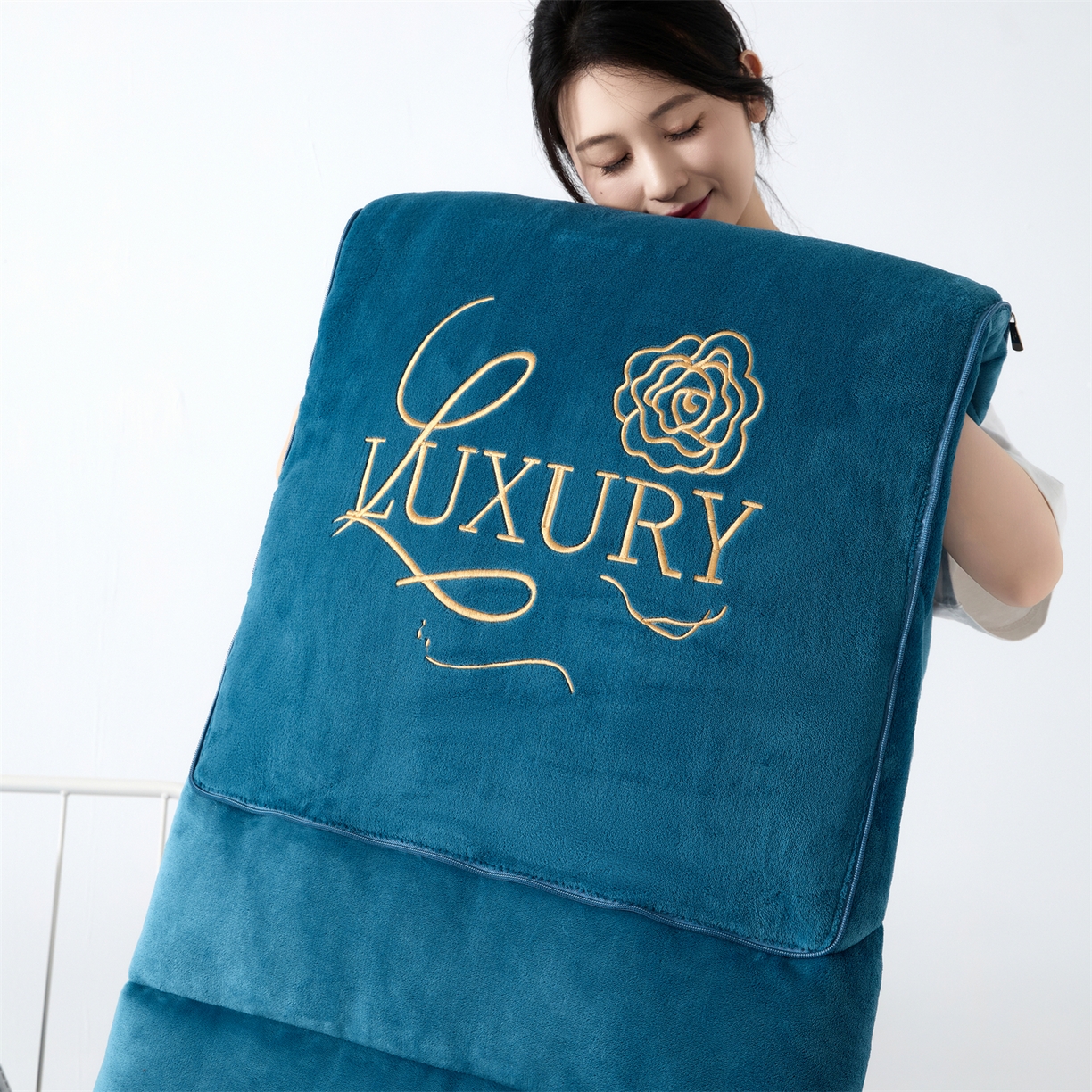 91家纺网 家纺一手货源 找家纺 2025款牛奶绒多功能抱枕被-玫瑰绒语 宝石蓝