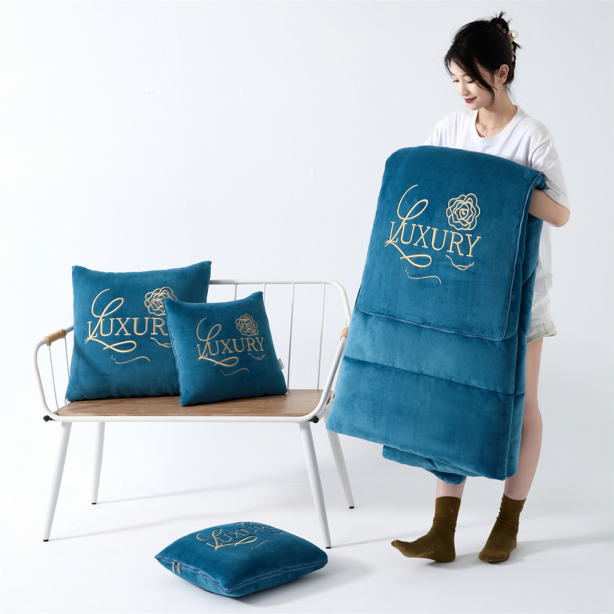 91家纺网 家纺一手货源 找家纺 2025款牛奶绒多功能抱枕被-玫瑰绒语 宝石蓝