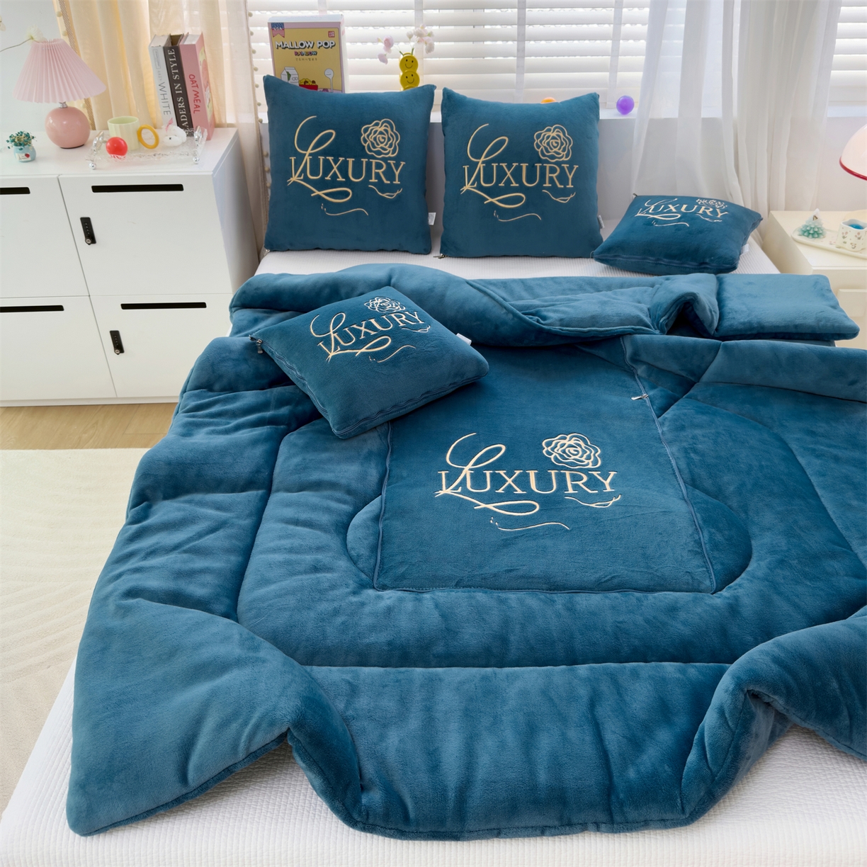 91家纺网 家纺一手货源 找家纺 2025款牛奶绒多功能抱枕被-玫瑰绒语 宝石蓝