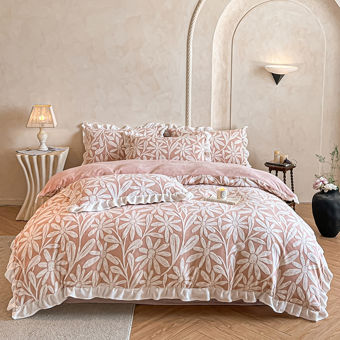 91家纺网 家纺一手货源 找家纺 澳梵家居 2025新款雕花牛奶绒韩版四件套-竹影柔柔 漫调花语-粉