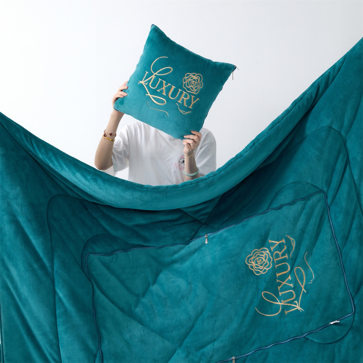 91家纺网 家纺一手货源 找家纺 2025款牛奶绒多功能抱枕被-玫瑰绒语 橄榄绿