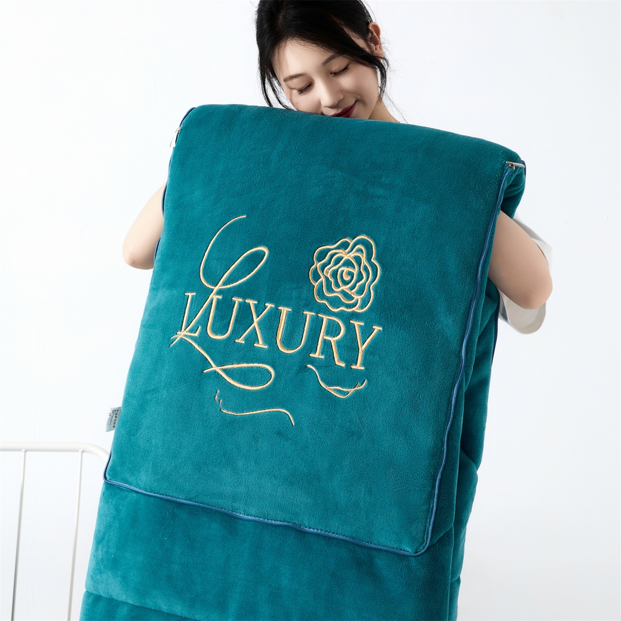 91家纺网 家纺一手货源 找家纺 2025款牛奶绒多功能抱枕被-玫瑰绒语 橄榄绿