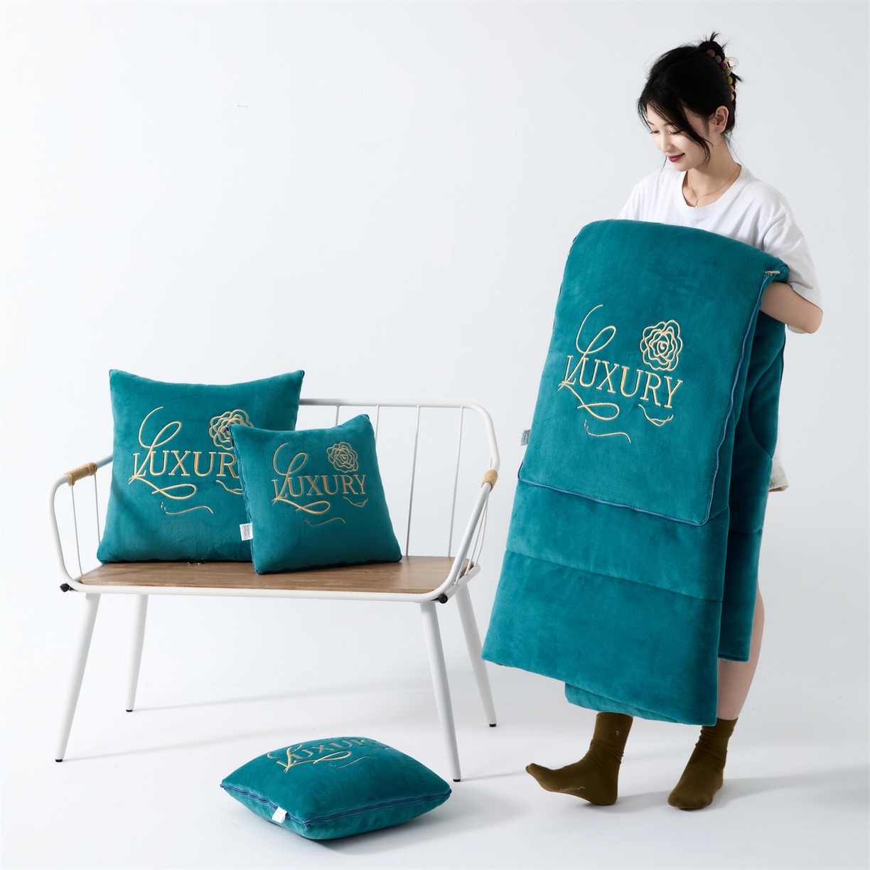 91家纺网 家纺一手货源 找家纺 2025款牛奶绒多功能抱枕被-玫瑰绒语 橄榄绿