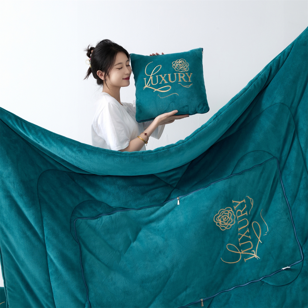 91家纺网 家纺一手货源 找家纺 2025款牛奶绒多功能抱枕被-玫瑰绒语 橄榄绿