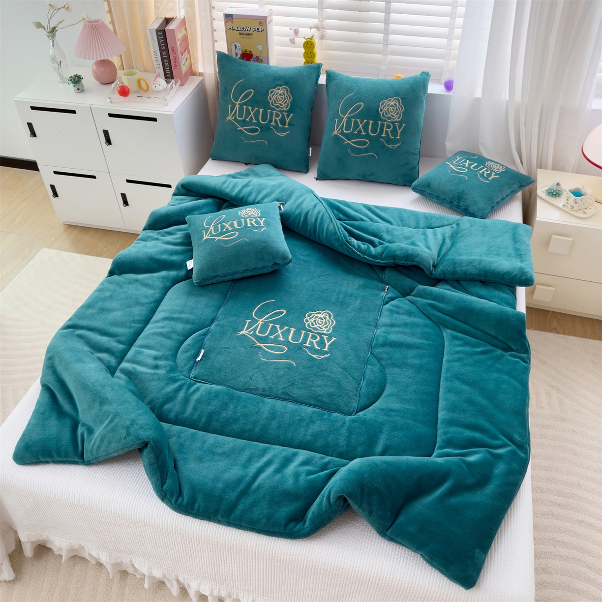 91家纺网 家纺一手货源 找家纺 2025款牛奶绒多功能抱枕被-玫瑰绒语 橄榄绿