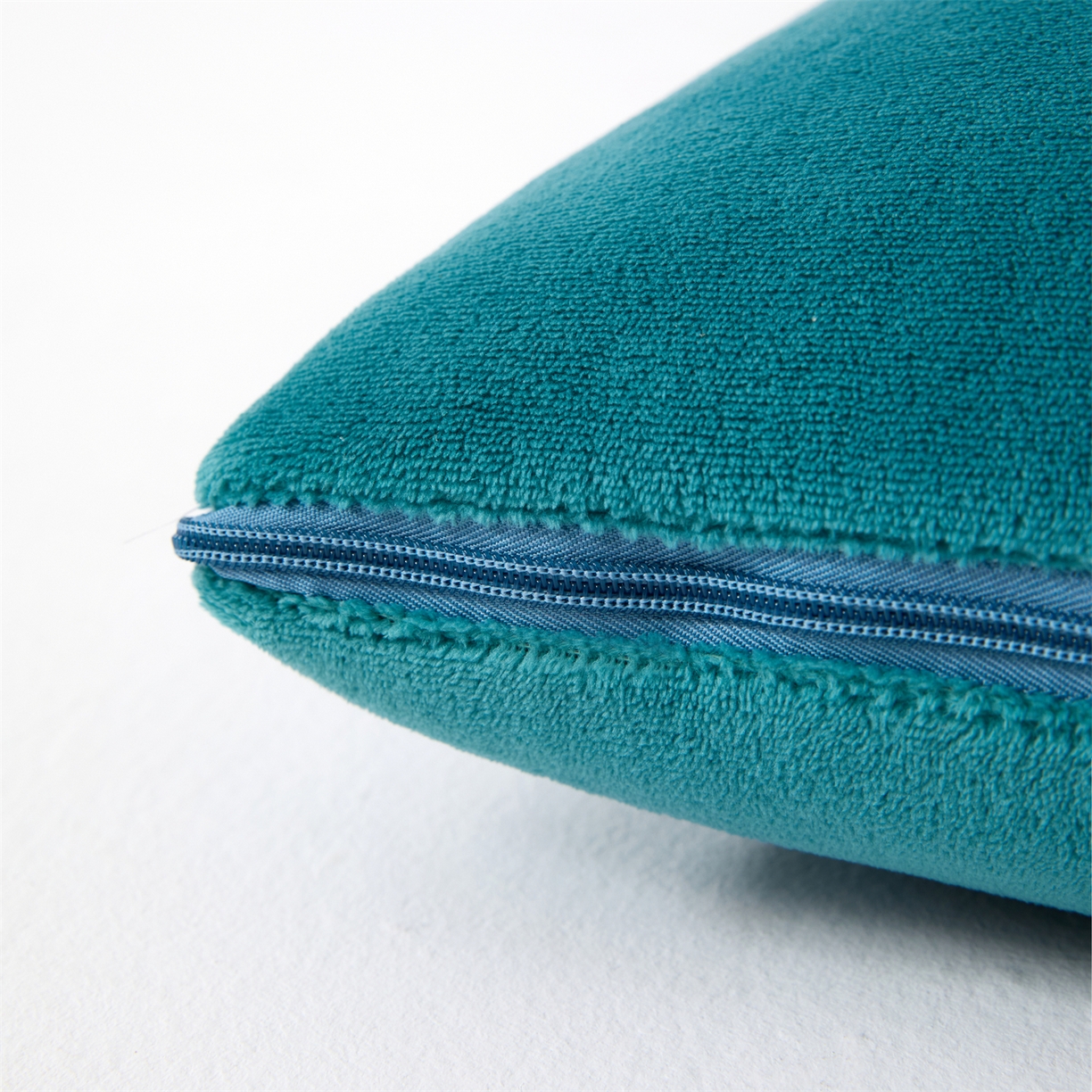 91家纺网 家纺一手货源 找家纺 2025款牛奶绒多功能抱枕被-玫瑰绒语 橄榄绿