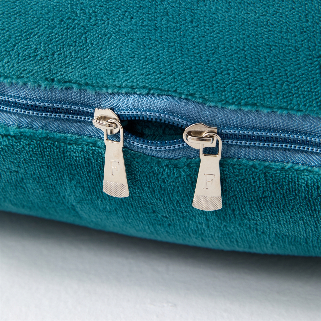 91家纺网 家纺一手货源 找家纺 2025款牛奶绒多功能抱枕被-玫瑰绒语 橄榄绿