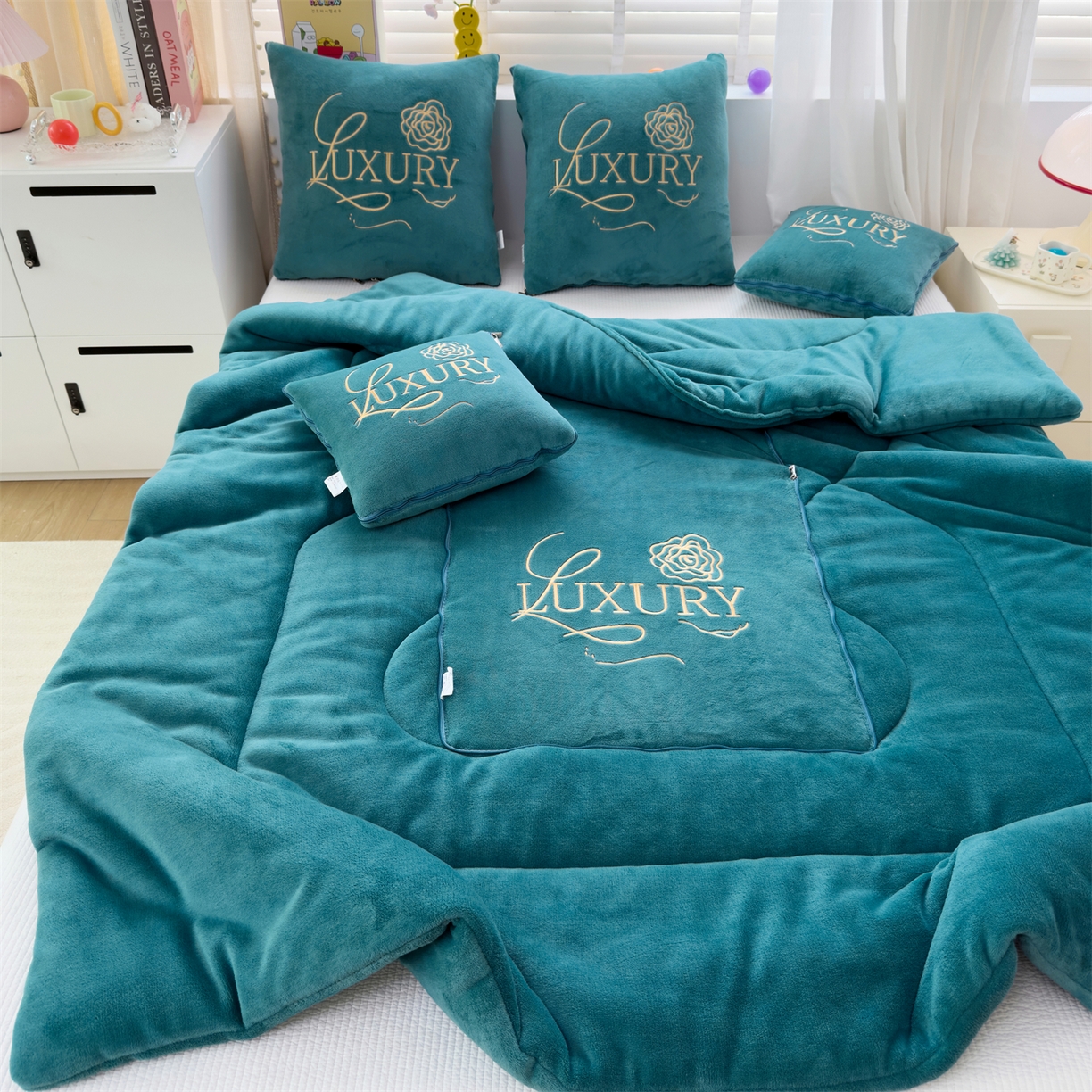 91家纺网 家纺一手货源 找家纺 2025款牛奶绒多功能抱枕被-玫瑰绒语 橄榄绿