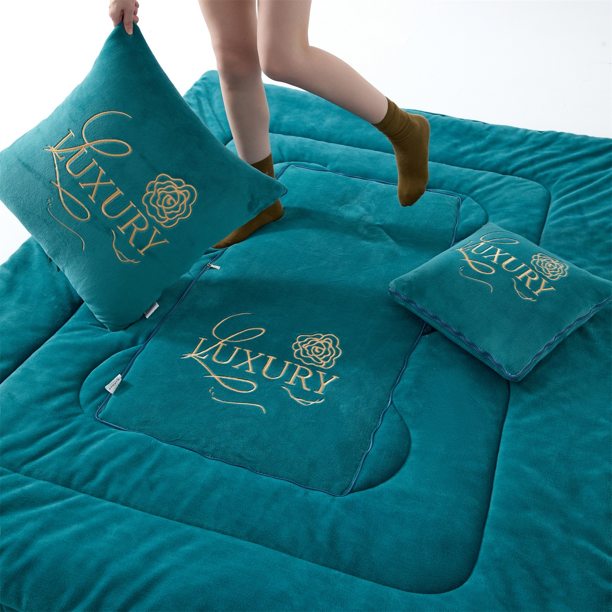 91家纺网 家纺一手货源 找家纺 2025款牛奶绒多功能抱枕被-玫瑰绒语 橄榄绿