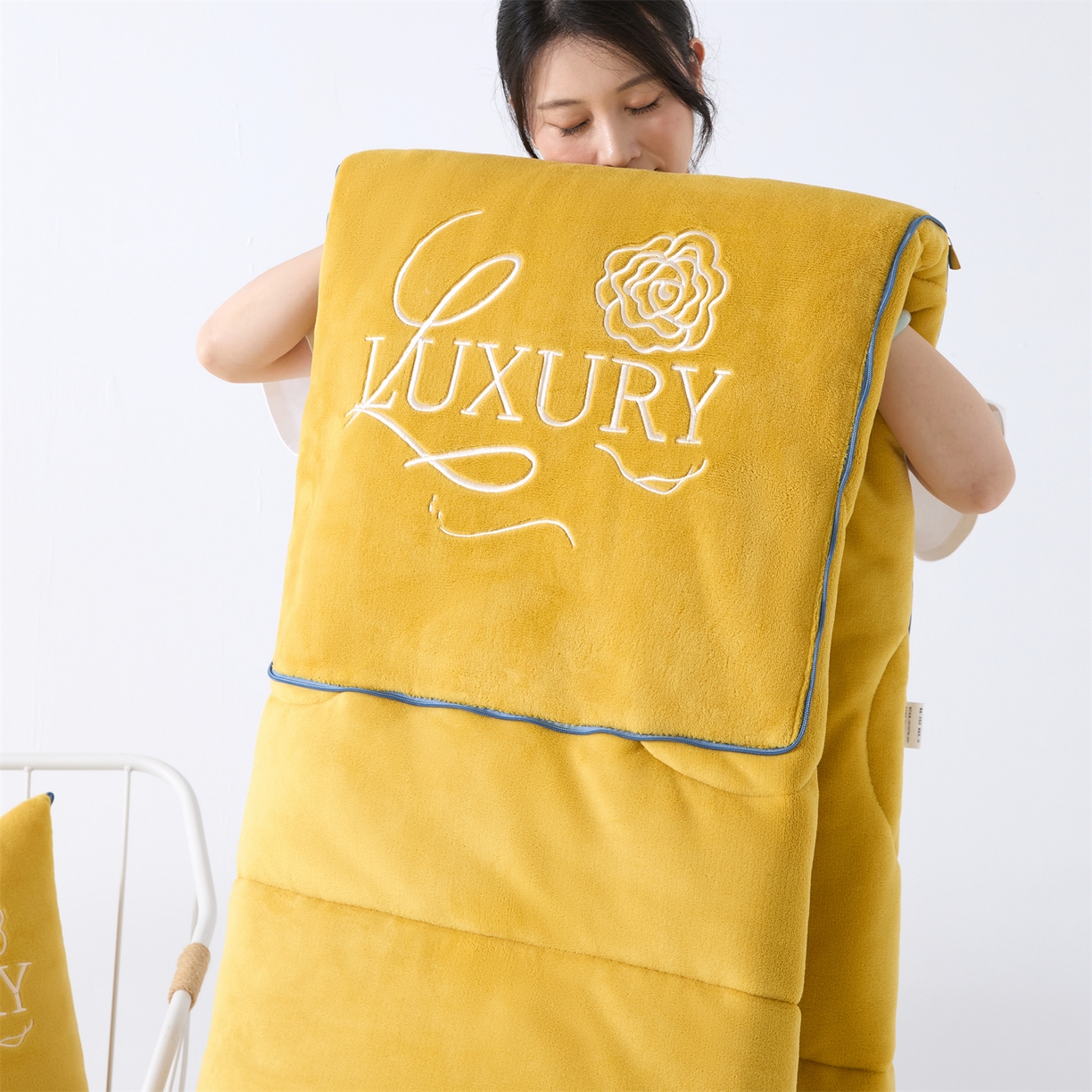 91家纺网 家纺一手货源 找家纺 2025款牛奶绒多功能抱枕被-玫瑰绒语 柠檬黄