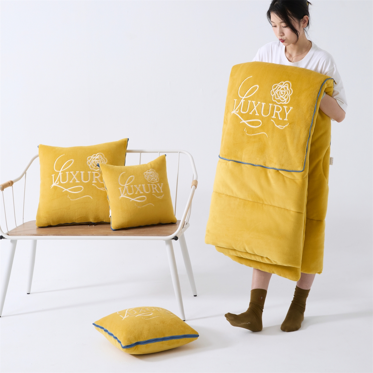 91家纺网 家纺一手货源 找家纺 2025款牛奶绒多功能抱枕被-玫瑰绒语 柠檬黄
