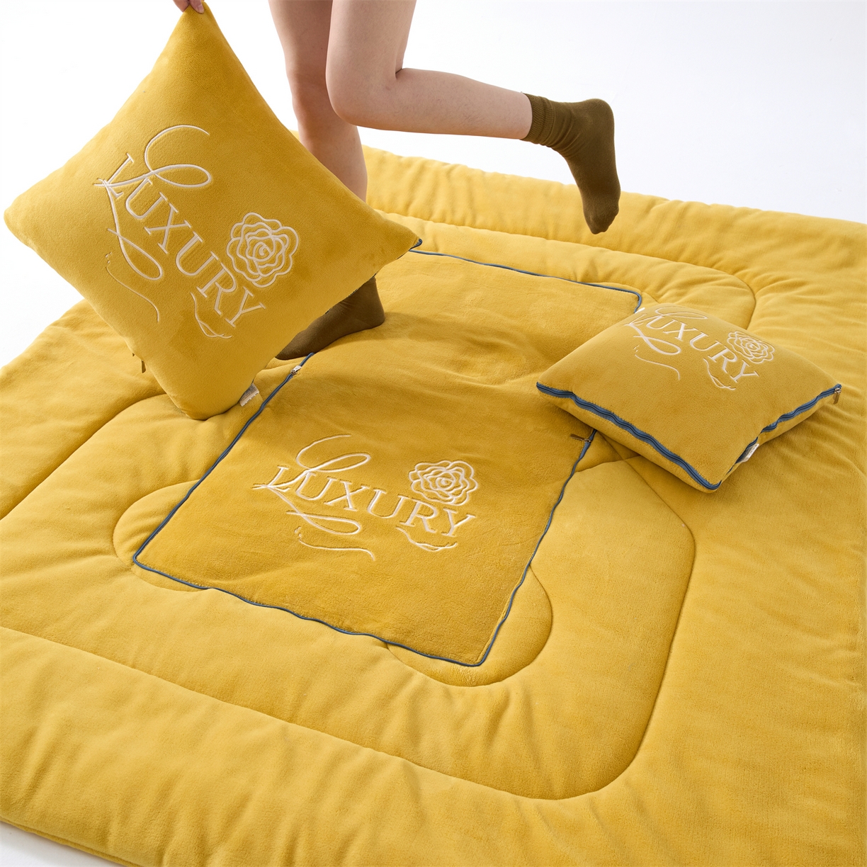 91家纺网 家纺一手货源 找家纺 2025款牛奶绒多功能抱枕被-玫瑰绒语 柠檬黄