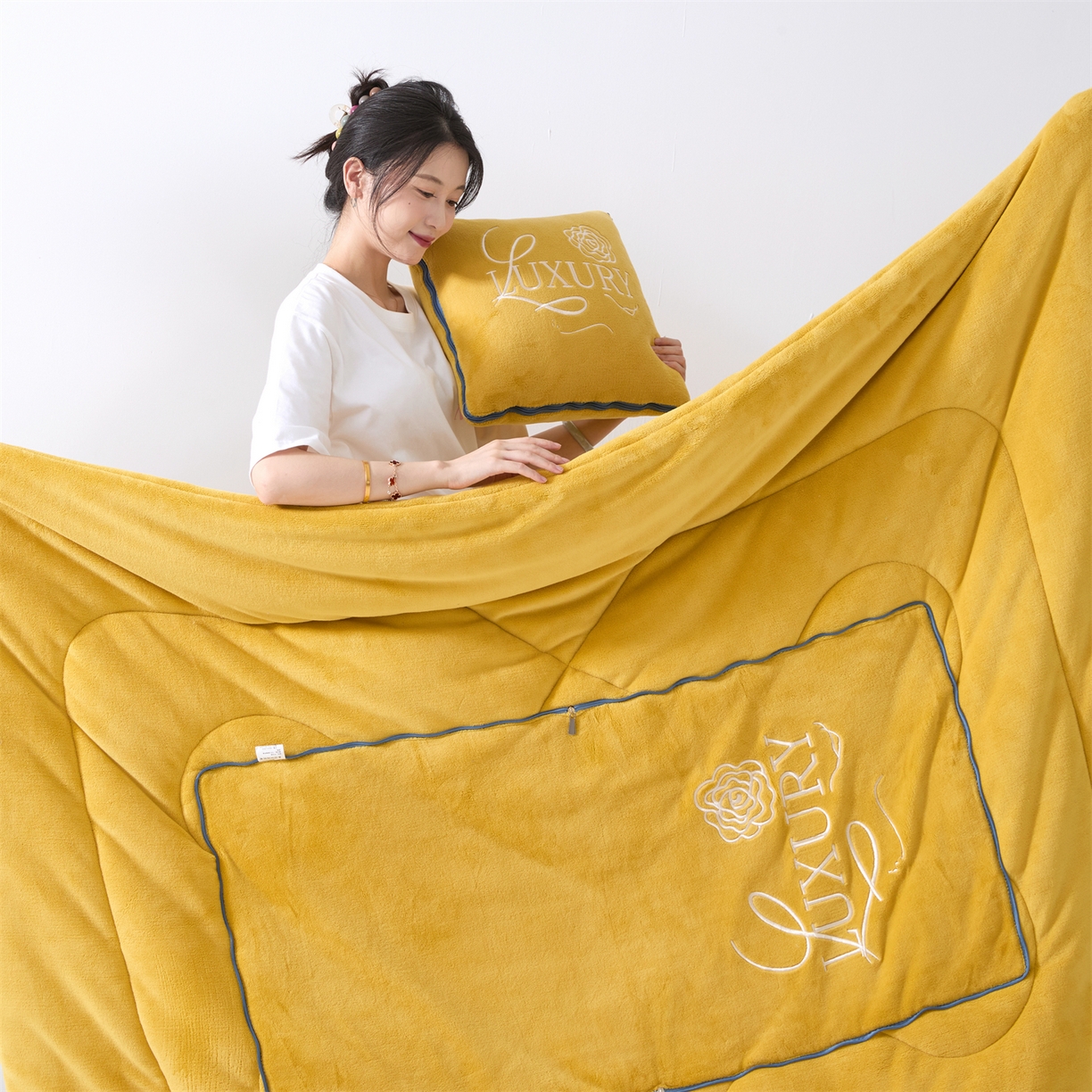91家纺网 家纺一手货源 找家纺 2025款牛奶绒多功能抱枕被-玫瑰绒语 柠檬黄