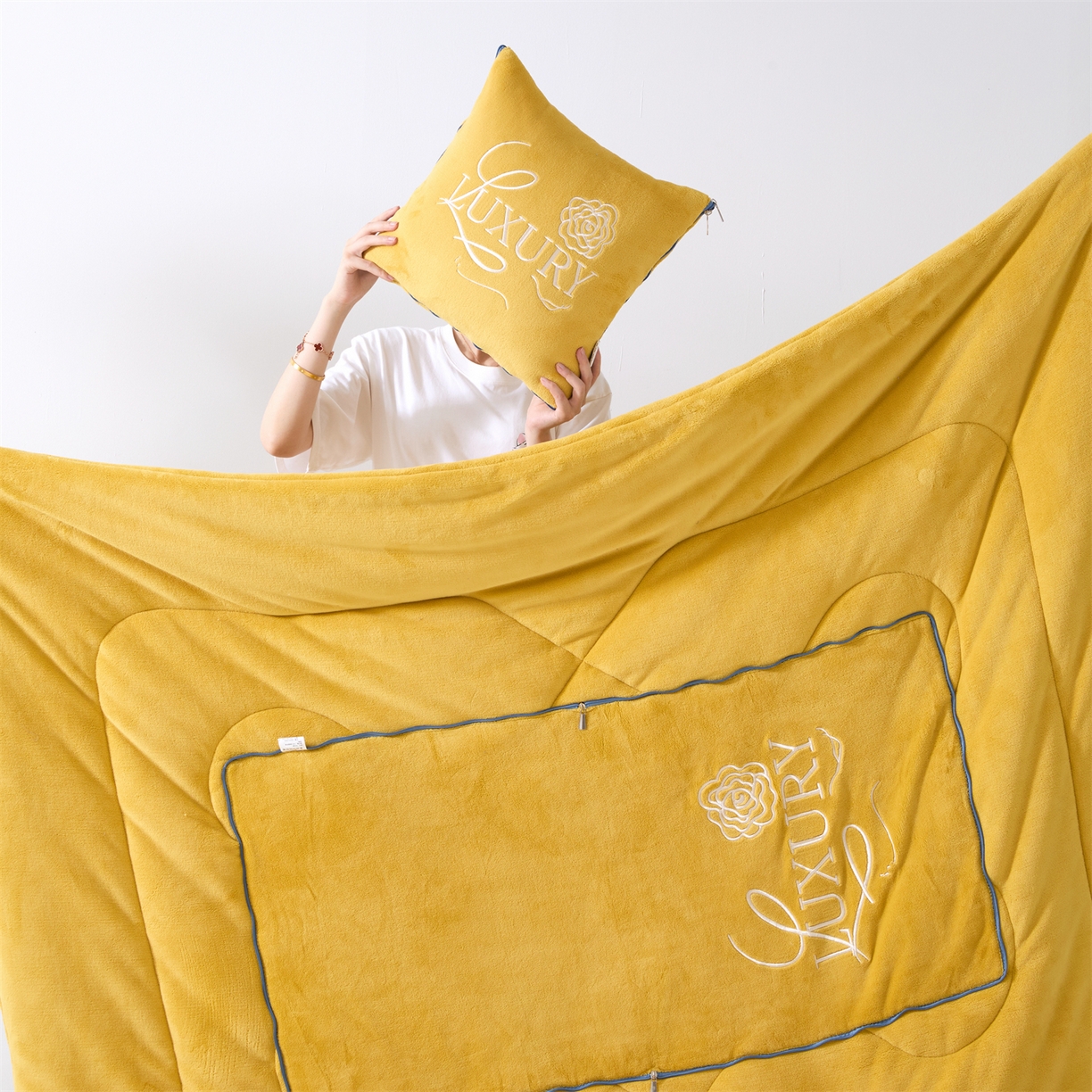 91家纺网 家纺一手货源 找家纺 2025款牛奶绒多功能抱枕被-玫瑰绒语 柠檬黄