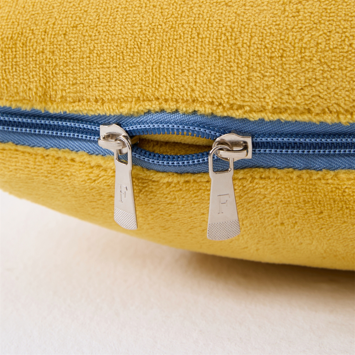 91家纺网 家纺一手货源 找家纺 2025款牛奶绒多功能抱枕被-玫瑰绒语 柠檬黄