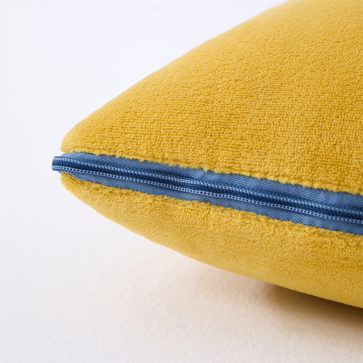 91家纺网 家纺一手货源 找家纺 2025款牛奶绒多功能抱枕被-玫瑰绒语 柠檬黄