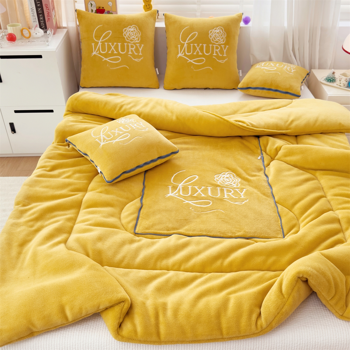 91家纺网 家纺一手货源 找家纺 2025款牛奶绒多功能抱枕被-玫瑰绒语 柠檬黄