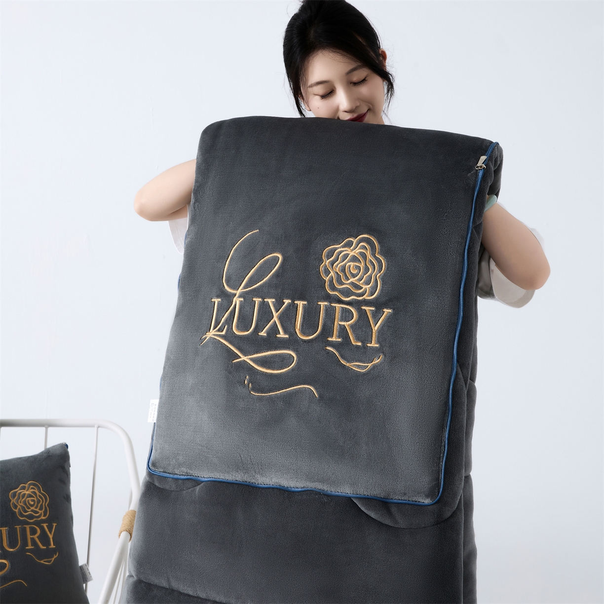 91家纺网 家纺一手货源 找家纺 2025款牛奶绒多功能抱枕被-玫瑰绒语 绅士灰