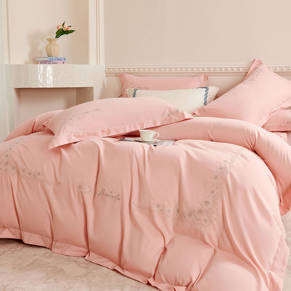 91家纺网 家纺一手货源 找家纺 U品汇 2025新品60S双股120支长绒棉加厚全棉纯棉磨毛刺绣花四件套超细磨毛宽边款礼盒装 巴黎春天-糖粉