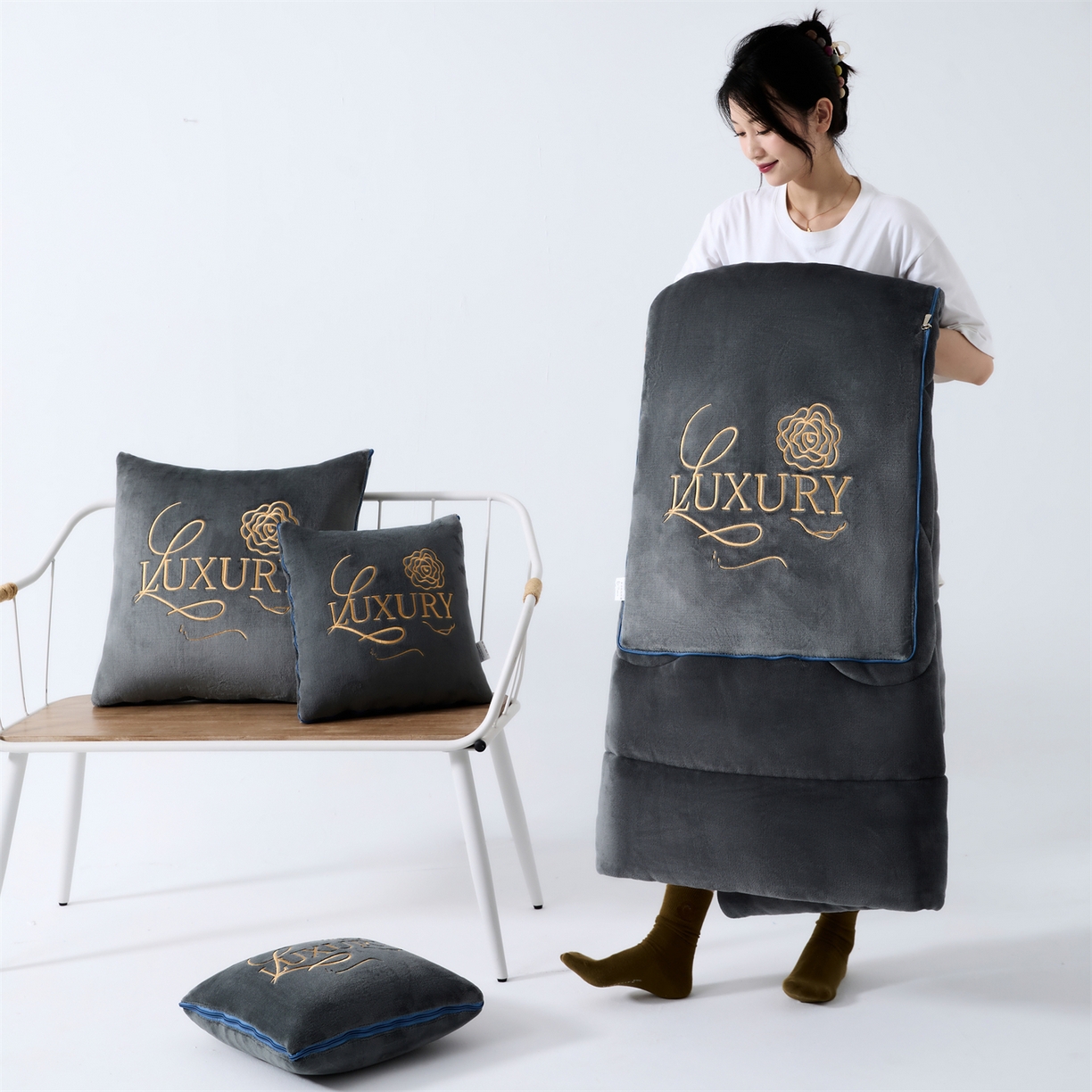 91家纺网 家纺一手货源 找家纺 2025款牛奶绒多功能抱枕被-玫瑰绒语 绅士灰