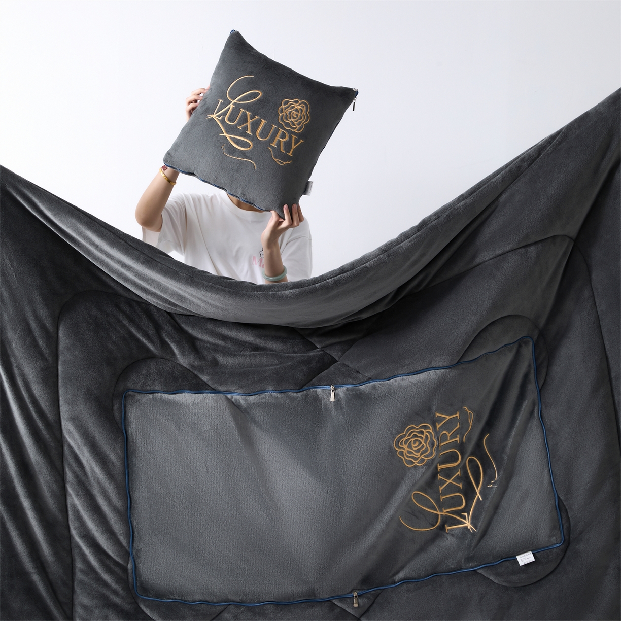 91家纺网 家纺一手货源 找家纺 2025款牛奶绒多功能抱枕被-玫瑰绒语 绅士灰