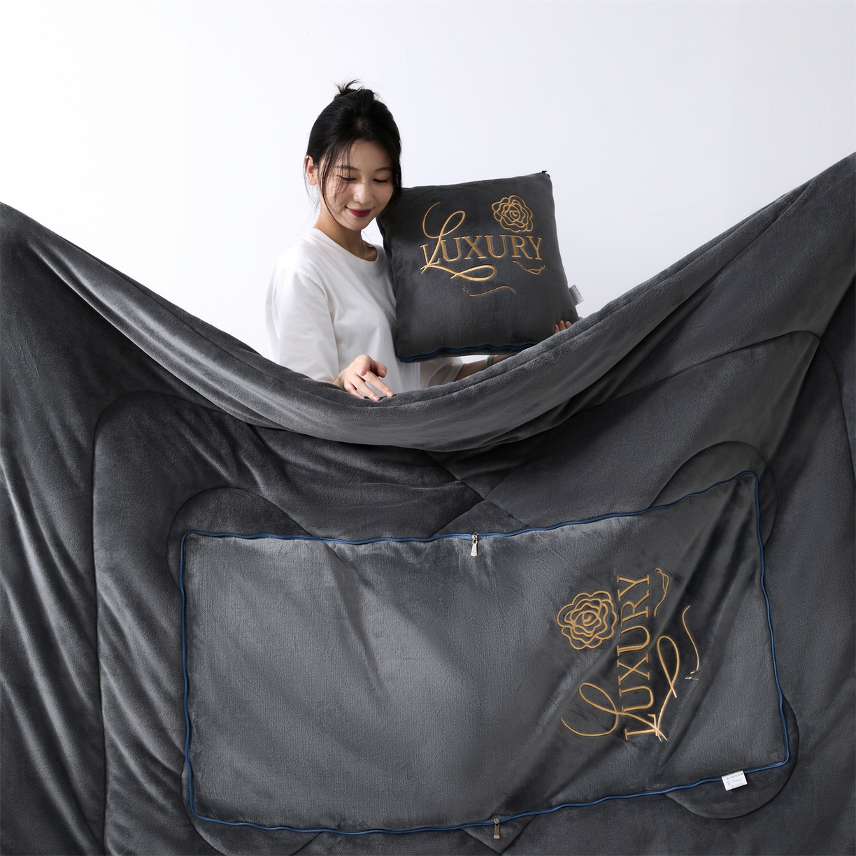 91家纺网 家纺一手货源 找家纺 2025款牛奶绒多功能抱枕被-玫瑰绒语 绅士灰