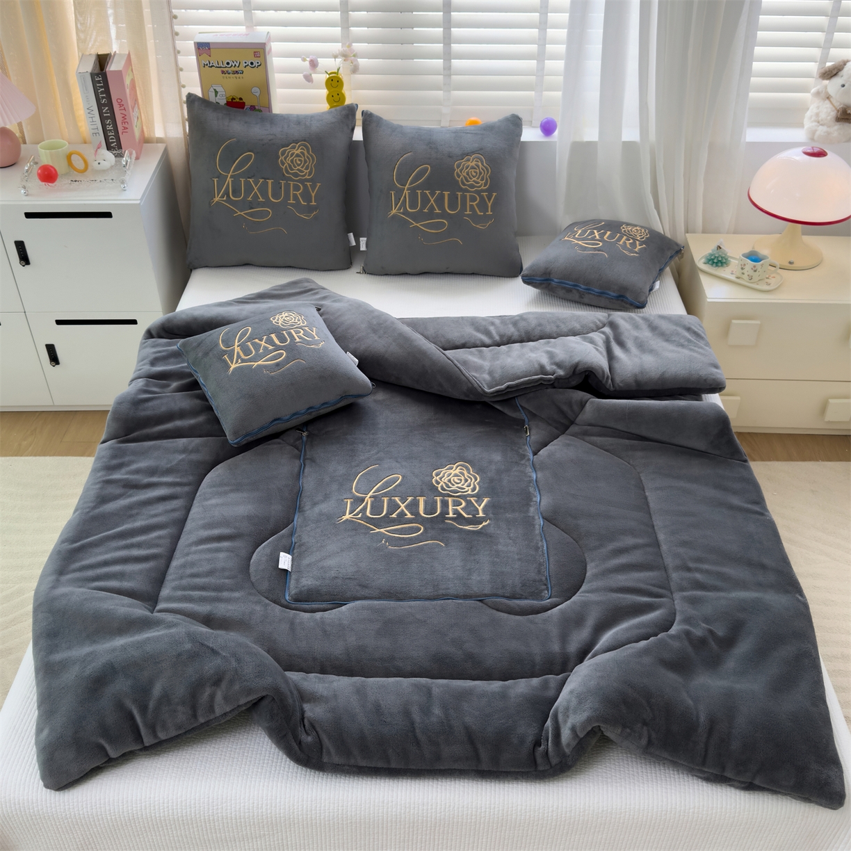 91家纺网 家纺一手货源 找家纺 2025款牛奶绒多功能抱枕被-玫瑰绒语 绅士灰