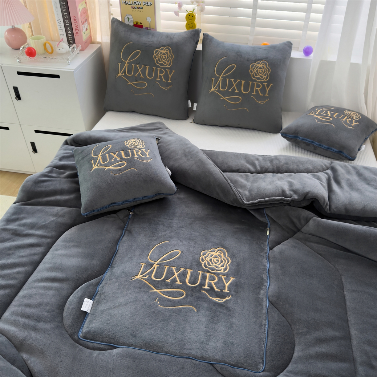 91家纺网 家纺一手货源 找家纺 2025款牛奶绒多功能抱枕被-玫瑰绒语 绅士灰