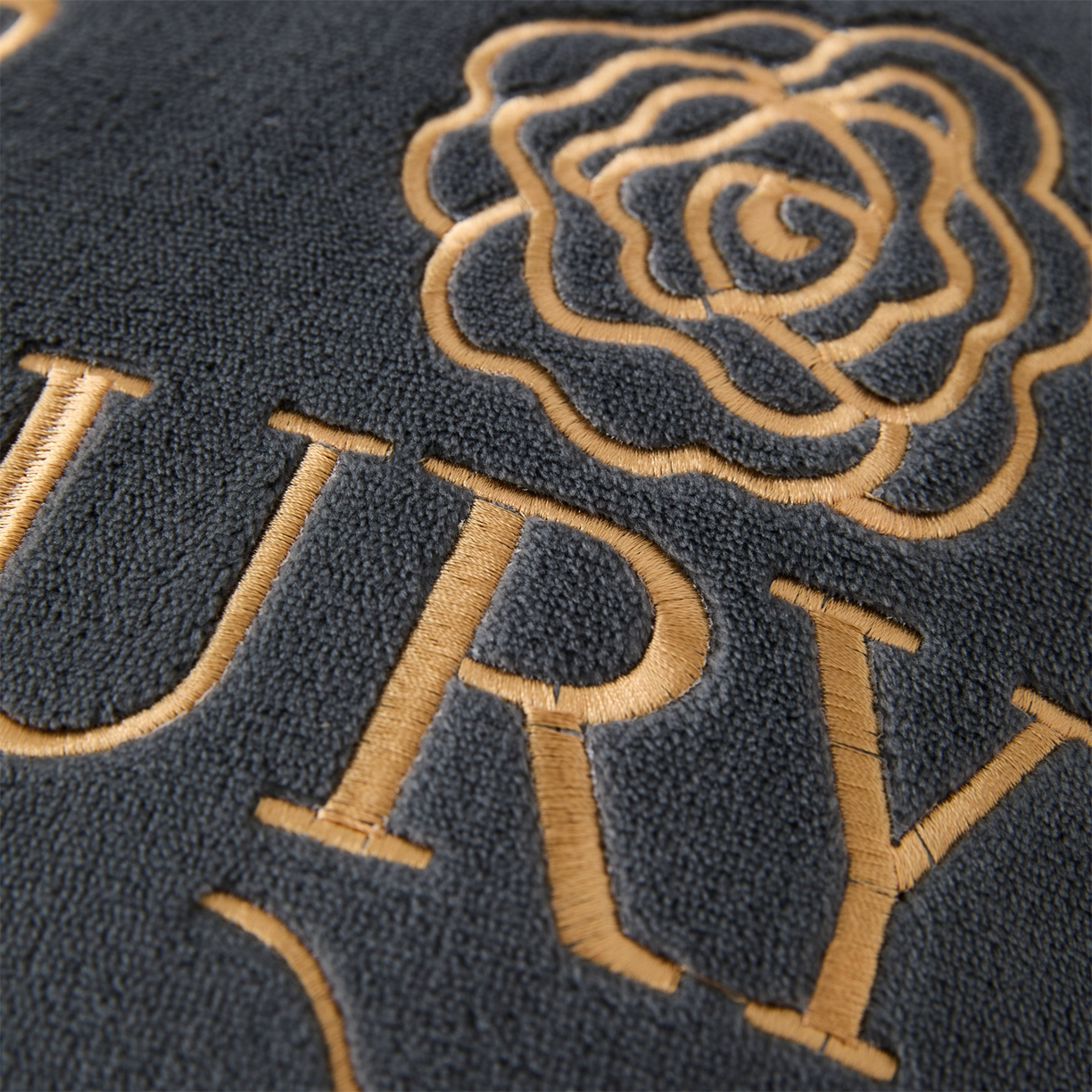 91家纺网 家纺一手货源 找家纺 2025款牛奶绒多功能抱枕被-玫瑰绒语 绅士灰