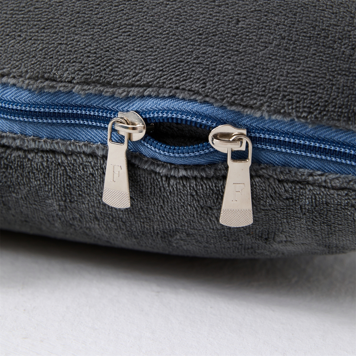 91家纺网 家纺一手货源 找家纺 2025款牛奶绒多功能抱枕被-玫瑰绒语 绅士灰