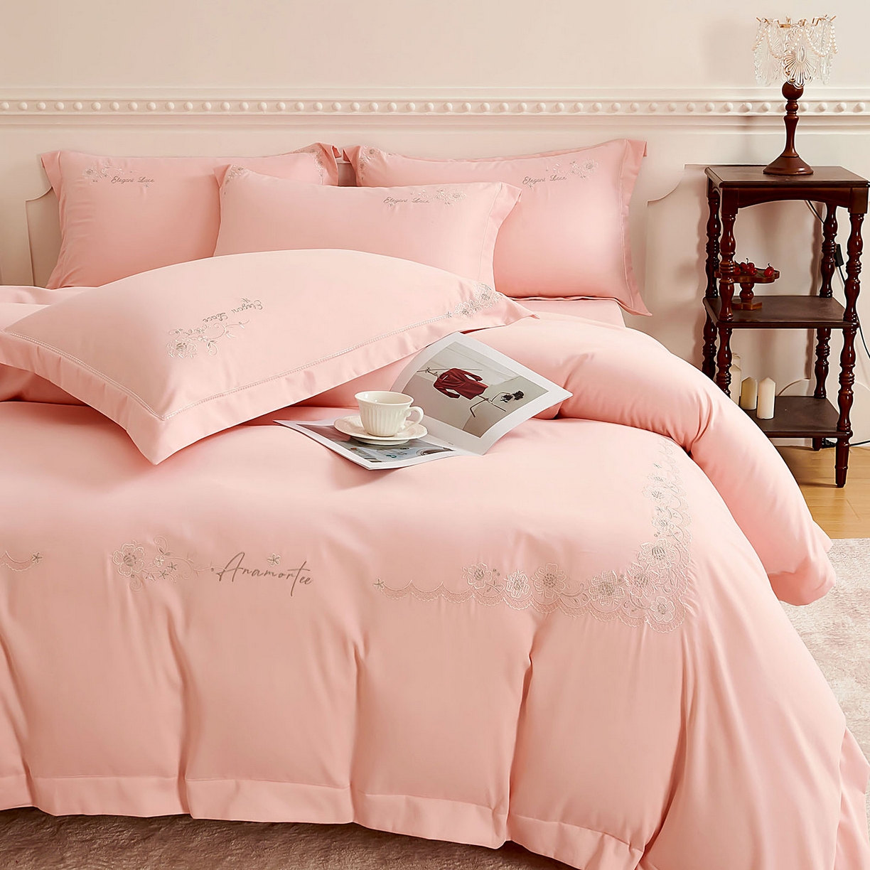 91家纺网 家纺一手货源 找家纺 U品汇 2025新品60S双股120支长绒棉加厚全棉纯棉磨毛刺绣花四件套超细磨毛宽边款礼盒装 巴黎春天-糖粉