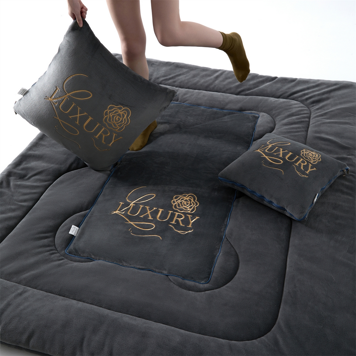 91家纺网 家纺一手货源 找家纺 2025款牛奶绒多功能抱枕被-玫瑰绒语 绅士灰