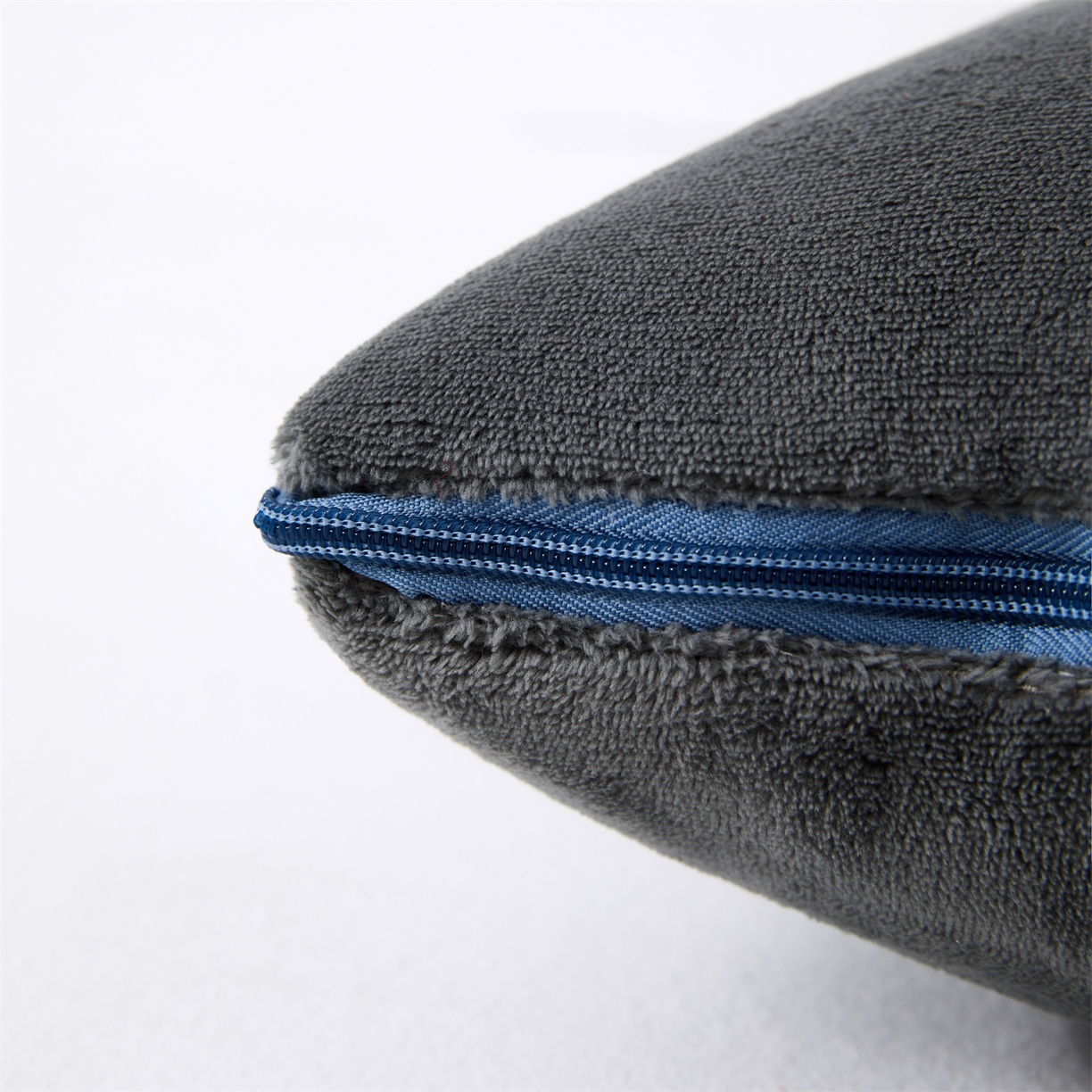 91家纺网 家纺一手货源 找家纺 2025款牛奶绒多功能抱枕被-玫瑰绒语 绅士灰