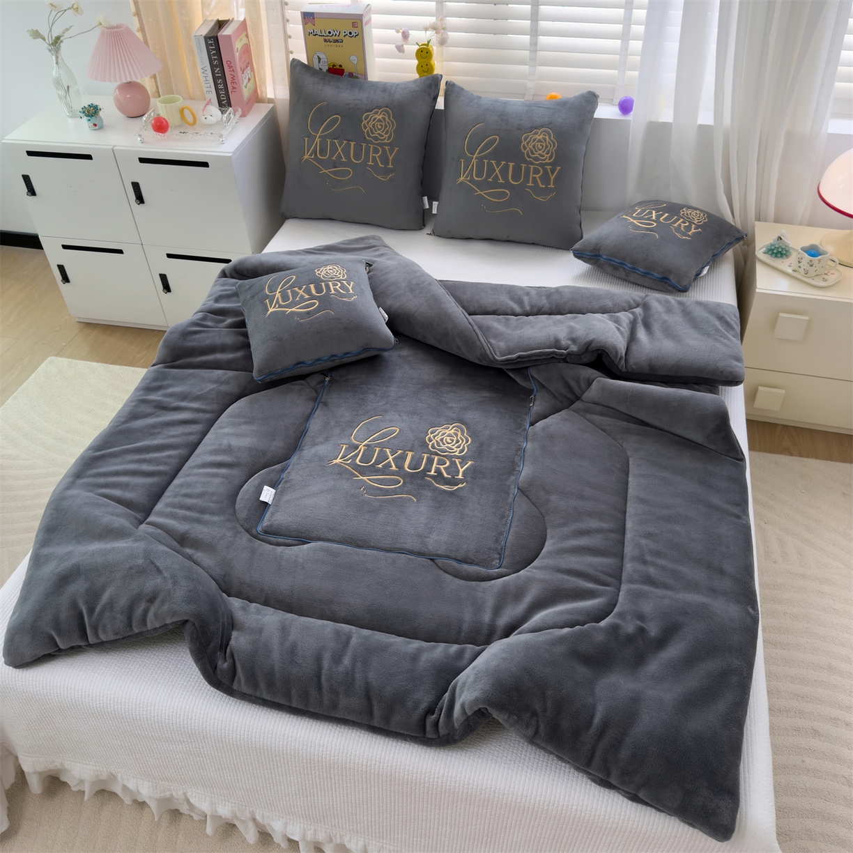 91家纺网 家纺一手货源 找家纺 2025款牛奶绒多功能抱枕被-玫瑰绒语 绅士灰