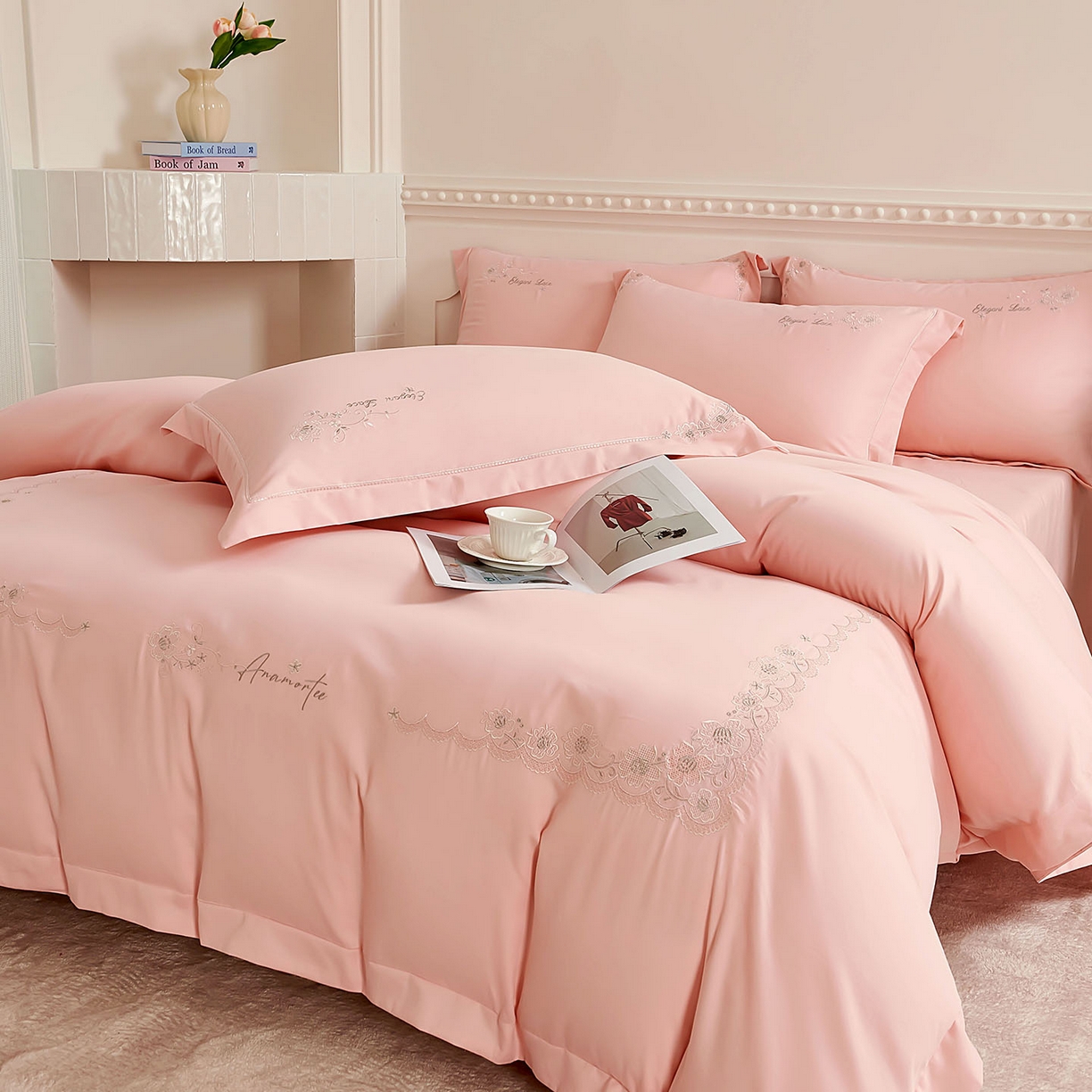 91家纺网 家纺一手货源 找家纺 U品汇 2025新品60S双股120支长绒棉加厚全棉纯棉磨毛刺绣花四件套超细磨毛宽边款礼盒装 巴黎春天-糖粉