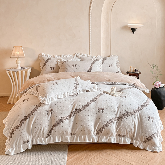 91家纺网 家纺一手货源 找家纺 澳梵家居 2025新款雕花牛奶绒韩版四件套-竹影柔柔 奶芙蝴蝶结