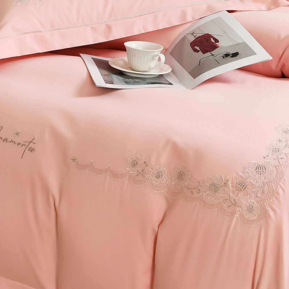 91家纺网 家纺一手货源 找家纺 U品汇 2025新品60S双股120支长绒棉加厚全棉纯棉磨毛刺绣花四件套超细磨毛宽边款礼盒装 巴黎春天-糖粉