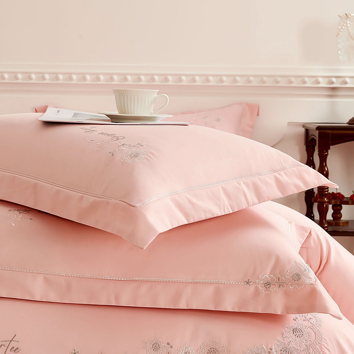 91家纺网 家纺一手货源 找家纺 U品汇 2025新品60S双股120支长绒棉加厚全棉纯棉磨毛刺绣花四件套超细磨毛宽边款礼盒装 巴黎春天-糖粉