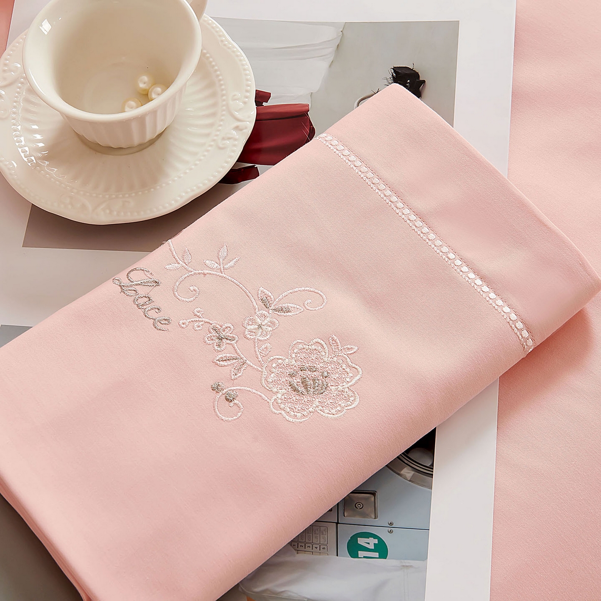 91家纺网 家纺一手货源 找家纺 U品汇 2025新品60S双股120支长绒棉加厚全棉纯棉磨毛刺绣花四件套超细磨毛宽边款礼盒装 巴黎春天-糖粉