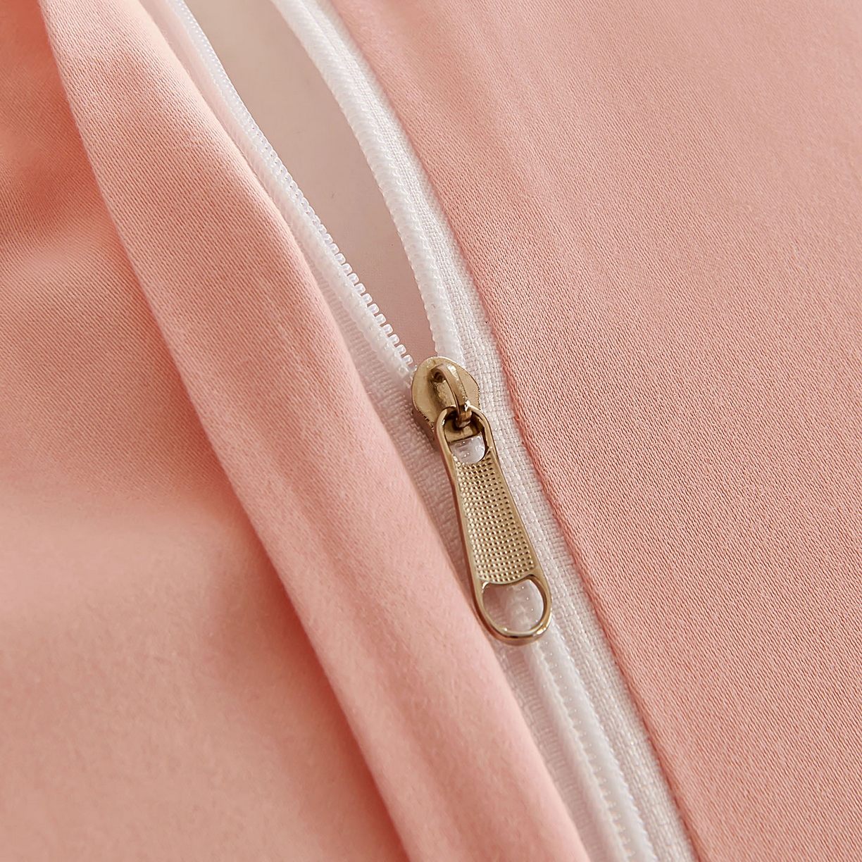 91家纺网 家纺一手货源 找家纺 U品汇 2025新品60S双股120支长绒棉加厚全棉纯棉磨毛刺绣花四件套超细磨毛宽边款礼盒装 巴黎春天-糖粉