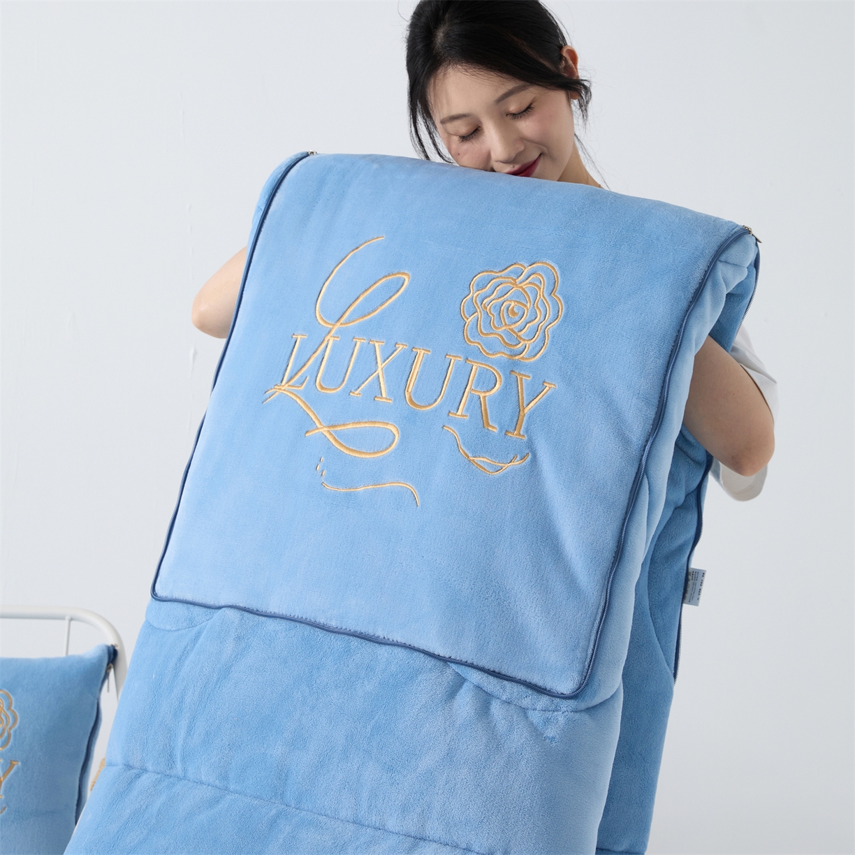 91家纺网 家纺一手货源 找家纺 2025款牛奶绒多功能抱枕被-玫瑰绒语 天空蓝