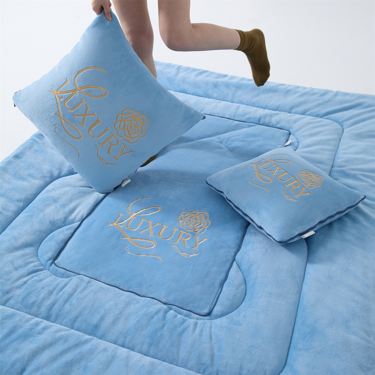 91家纺网 家纺一手货源 找家纺 2025款牛奶绒多功能抱枕被-玫瑰绒语 天空蓝