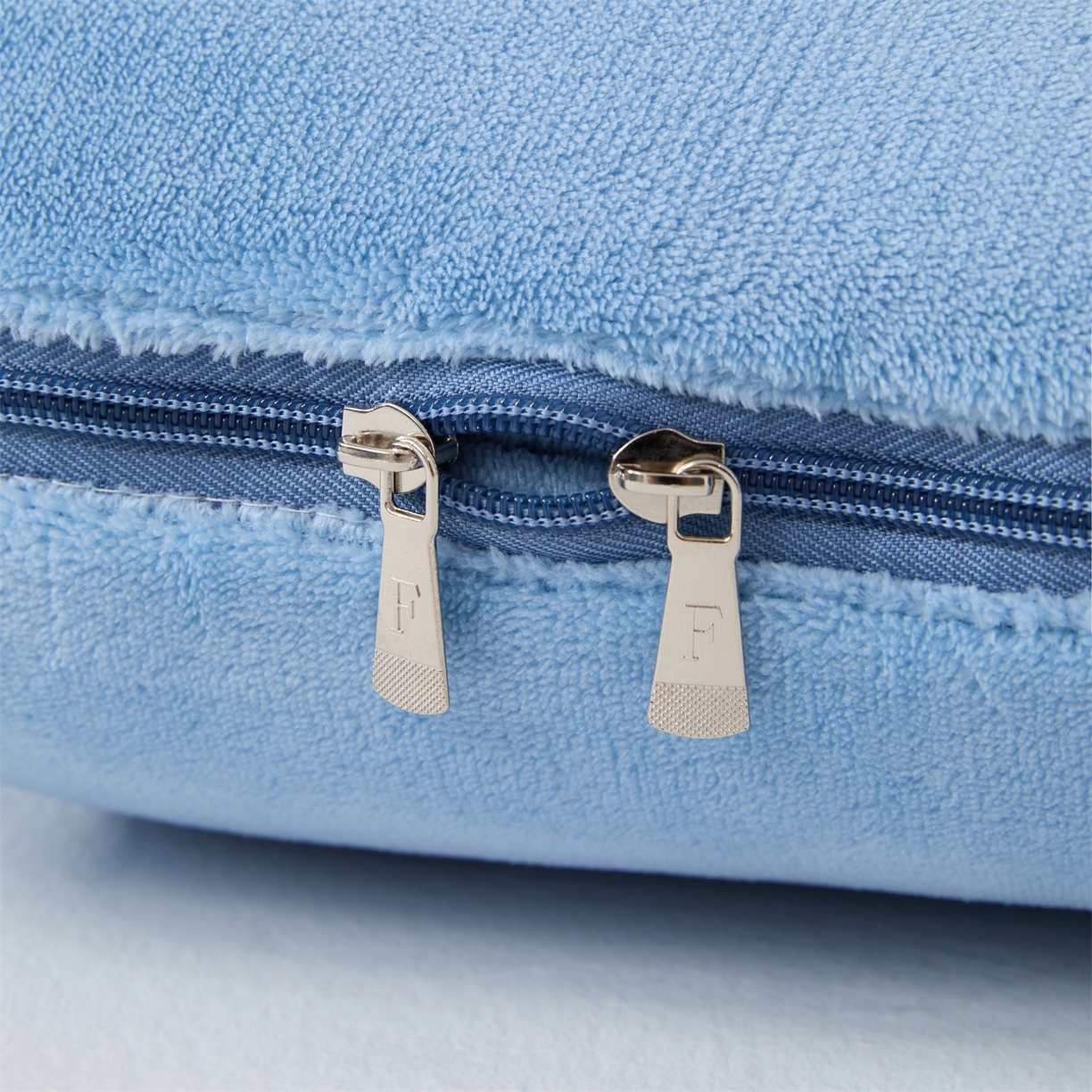 91家纺网 家纺一手货源 找家纺 2025款牛奶绒多功能抱枕被-玫瑰绒语 天空蓝