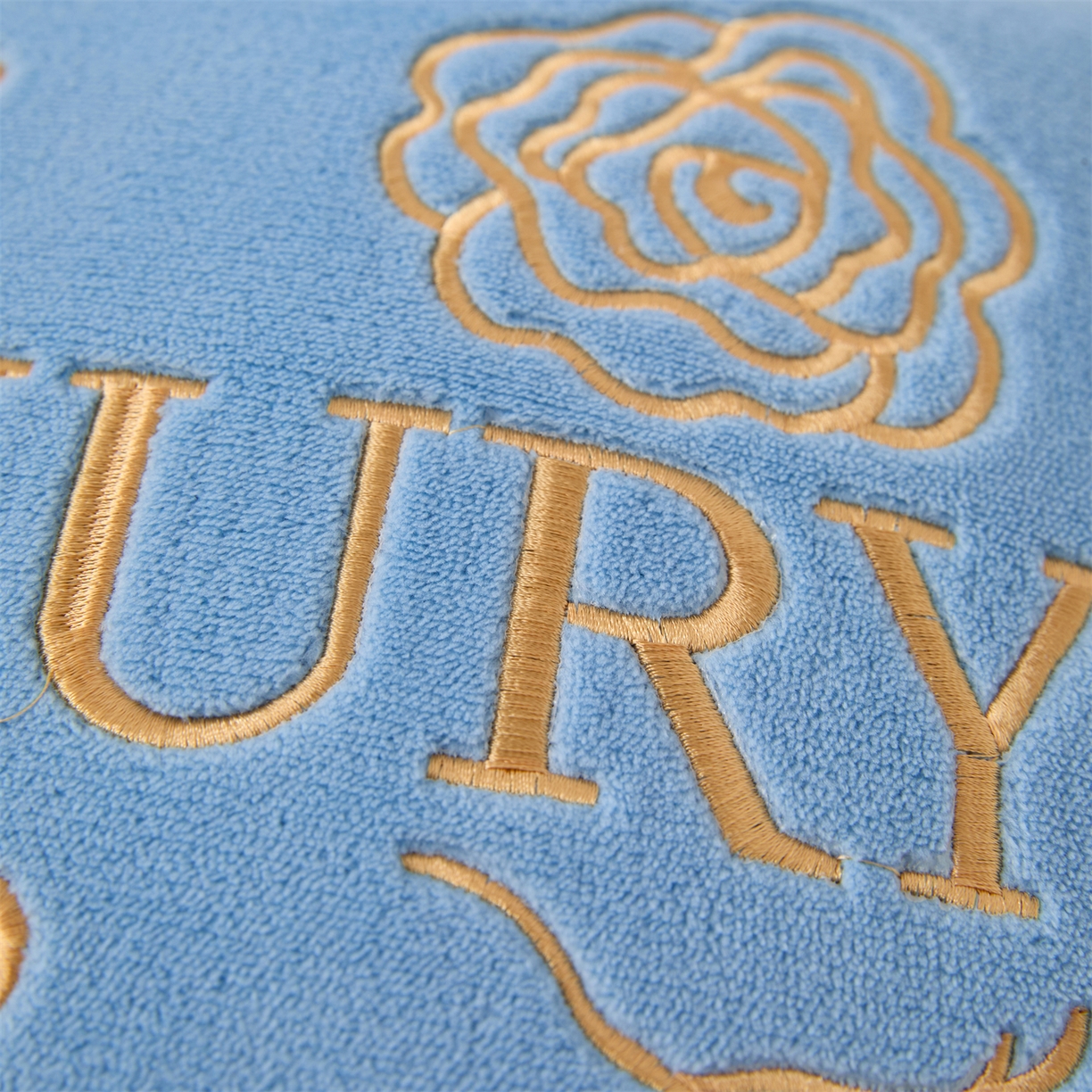 91家纺网 家纺一手货源 找家纺 2025款牛奶绒多功能抱枕被-玫瑰绒语 天空蓝