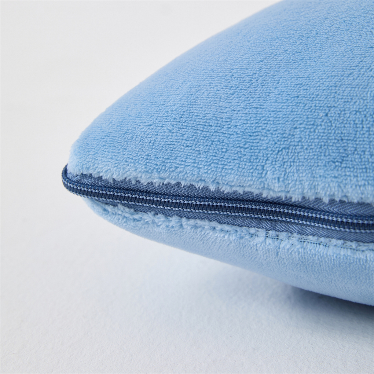 91家纺网 家纺一手货源 找家纺 2025款牛奶绒多功能抱枕被-玫瑰绒语 天空蓝
