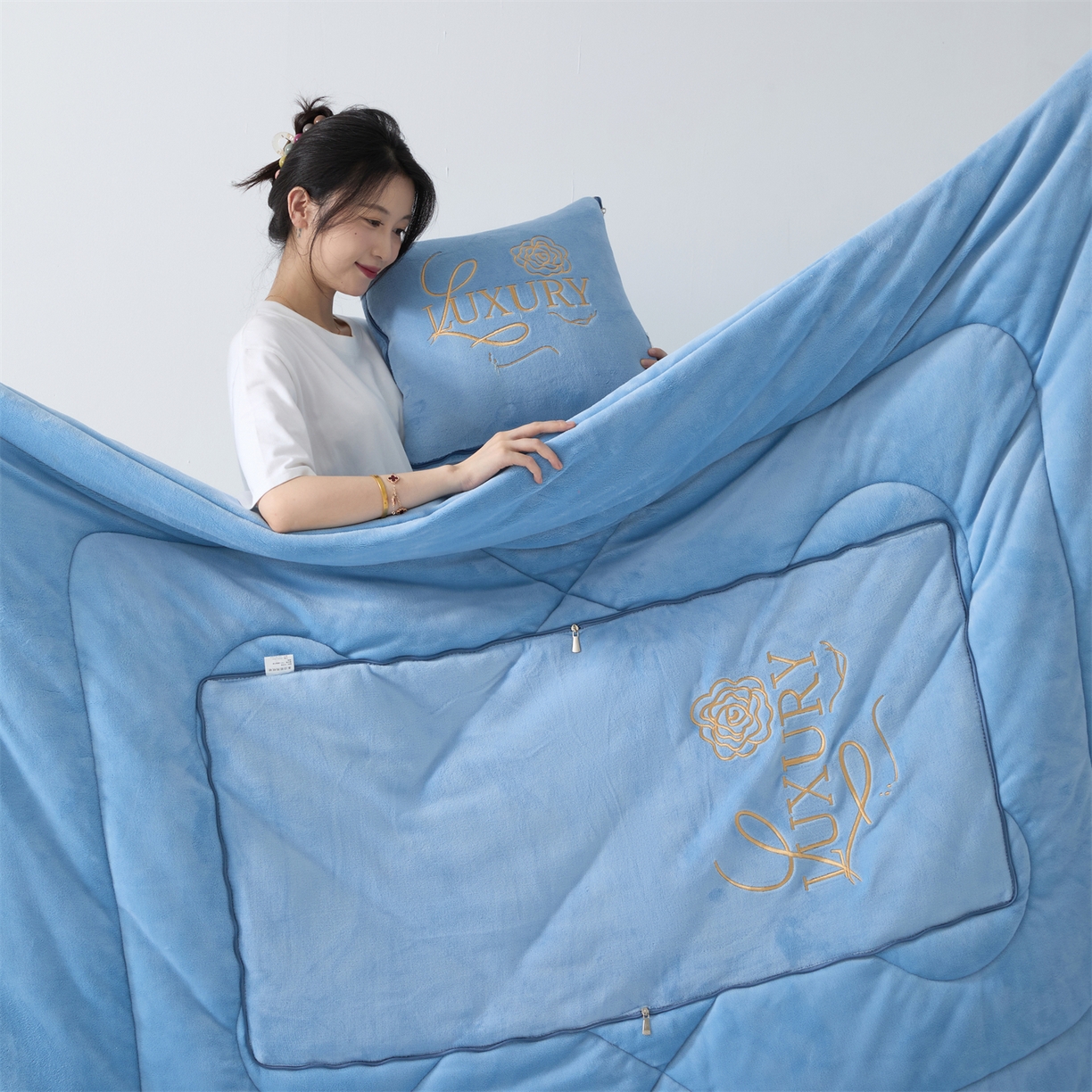 91家纺网 家纺一手货源 找家纺 2025款牛奶绒多功能抱枕被-玫瑰绒语 天空蓝