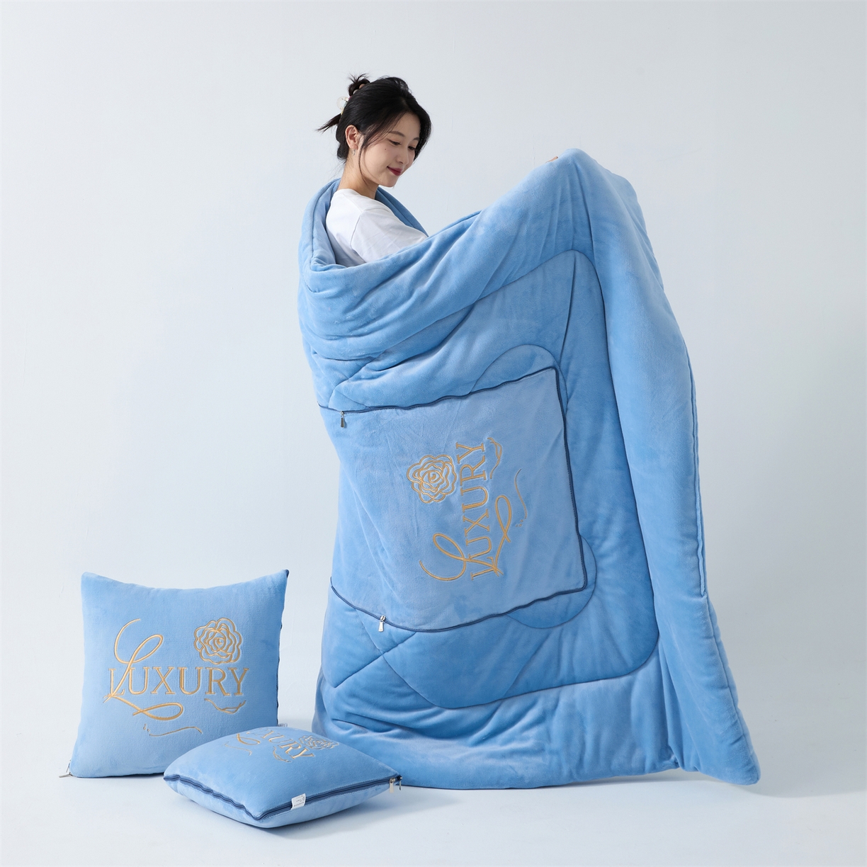 2025款牛奶绒多功能抱枕被-玫瑰绒语 天空蓝