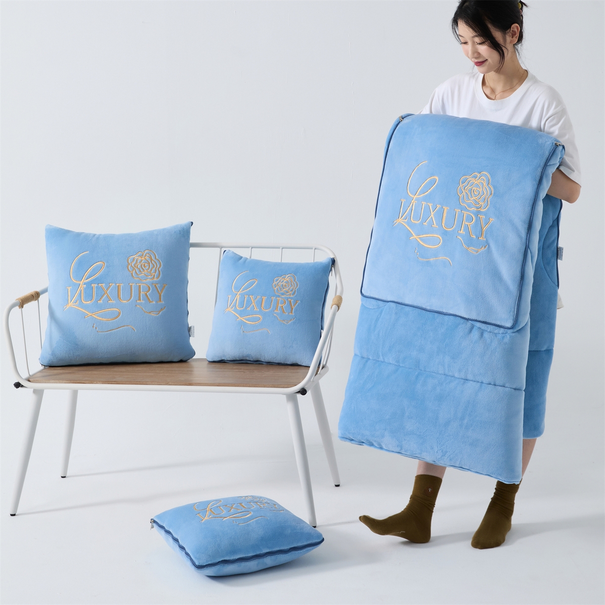 91家纺网 家纺一手货源 找家纺 2025款牛奶绒多功能抱枕被-玫瑰绒语 天空蓝