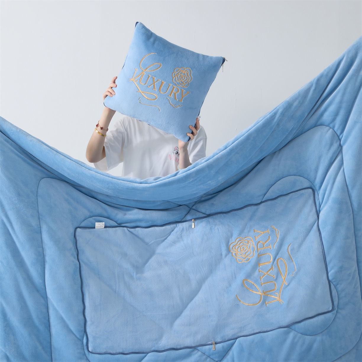 91家纺网 家纺一手货源 找家纺 2025款牛奶绒多功能抱枕被-玫瑰绒语 天空蓝