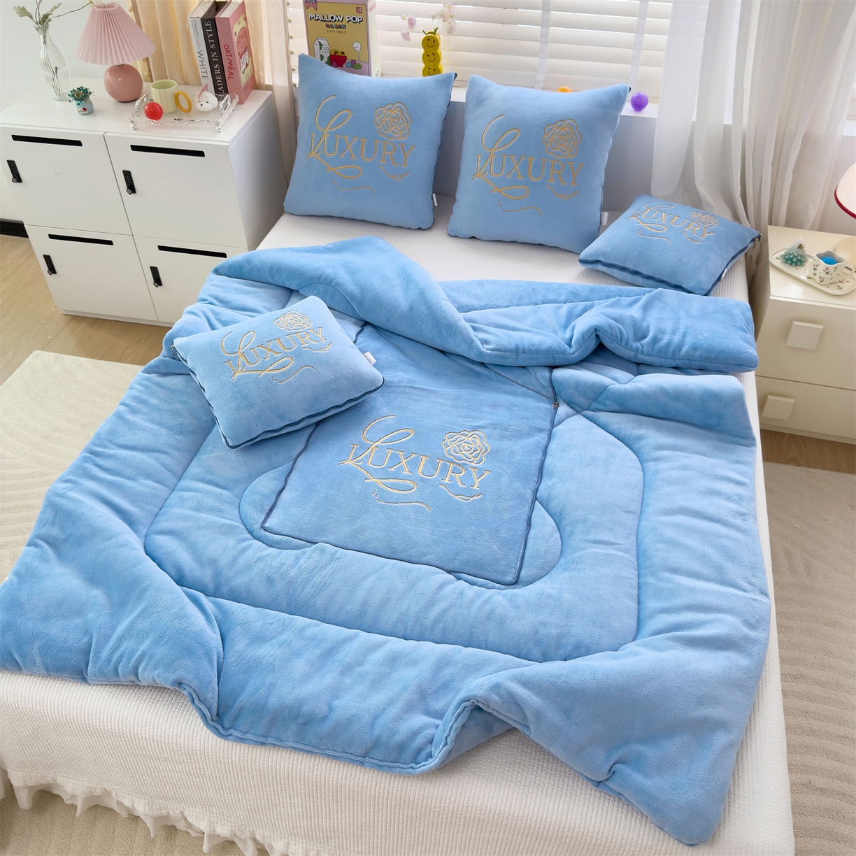 91家纺网 家纺一手货源 找家纺 2025款牛奶绒多功能抱枕被-玫瑰绒语 天空蓝